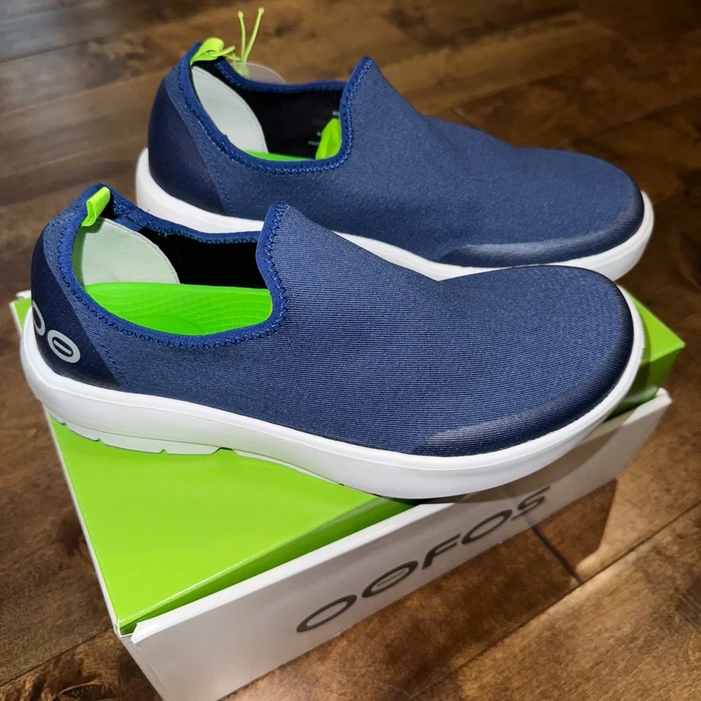 WOMEN'S OOFOS OOMG EEZEE LOW SHOE - NAVY Women’s 9 - Picture 2 of 6